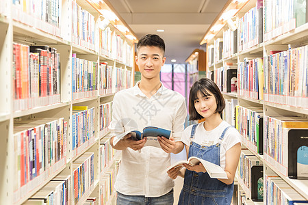 大学男女同学图书馆学习高清图片