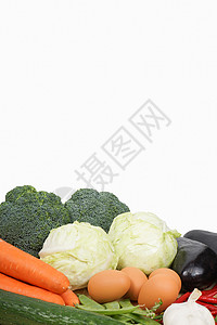 蔬菜堆放在桌面图片