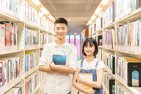 大学男女同学图书馆学习高清图片