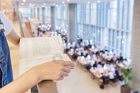 大学女生图书馆看书学习高清图片素材