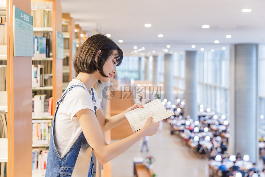 大学女生图书馆学习