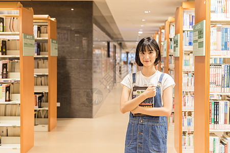 看书的女生大学女生图书馆学习背景