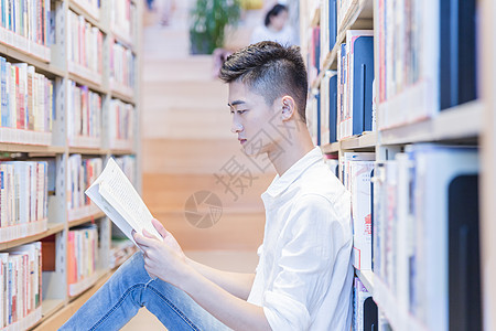 大学男生图书馆学习图片