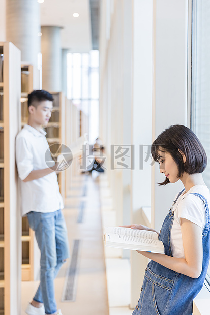 大学男女同学图书馆学习图片