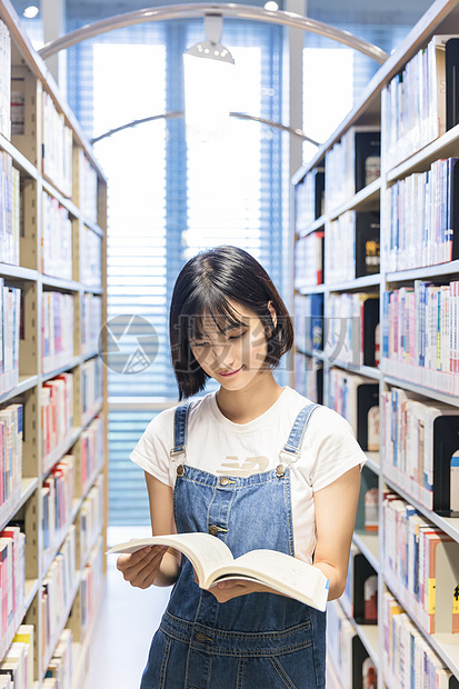 大学女生图书馆学习图片