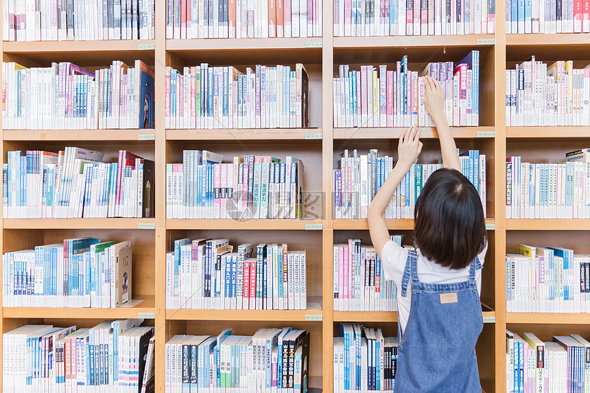 大学女生图书馆书架找书