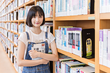 看书的女生大学女生图书馆学习背景