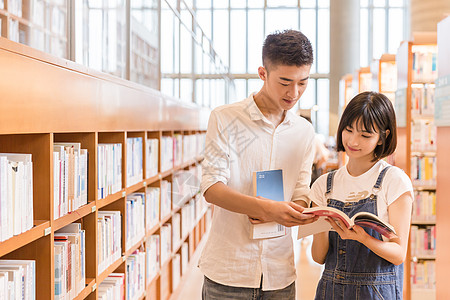 大学男女同学图书馆学习高清图片