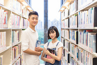 大学男女同学图书馆学习图片