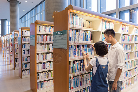 大学男女同学图书馆学习高清图片