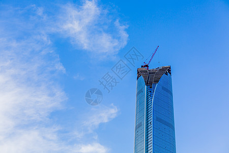 蓝色天空下正在建造的大厦背景图片