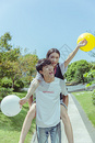 情人节公园情侣背起玩气球图片