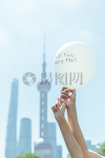 情人节上海情侣举气球素材图片
