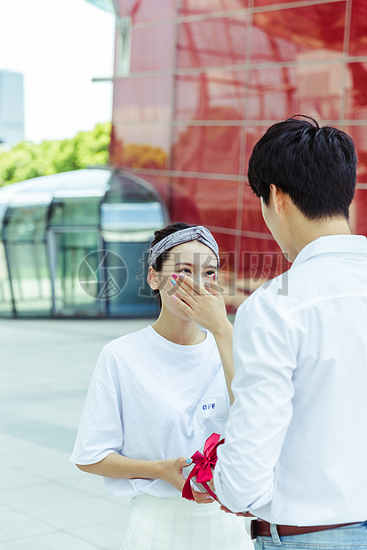 情人节相爱情侣送礼物图片