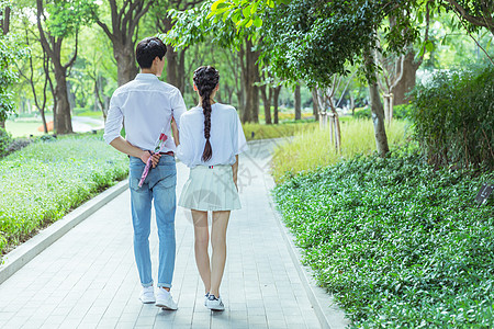 情人节情侣送玫瑰花图片