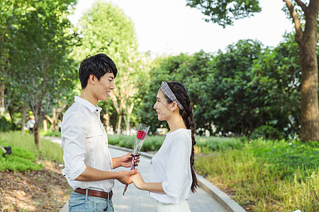 情人节情侣送玫瑰花高清图片