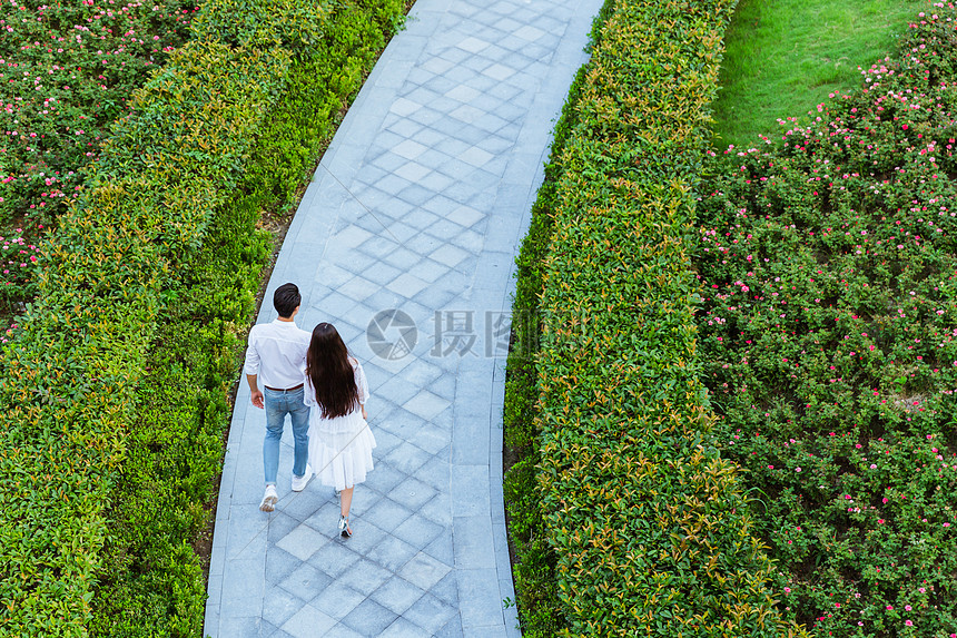 情人节浪漫情侣公园散步