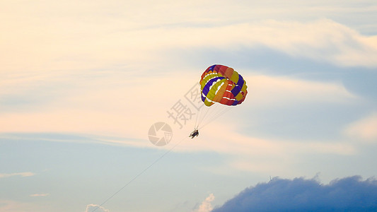 度假运动七彩的滑翔伞降落伞背景图片