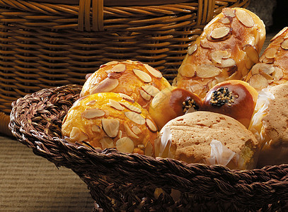 篮子里的果仁面包背景图片