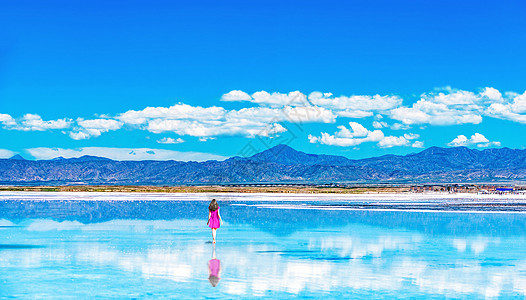 青春性感美女盐湖倒影背景