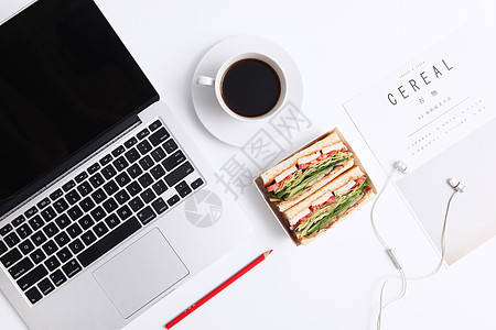 苹果耳机笔记本电脑咖啡三明治和杂志背景