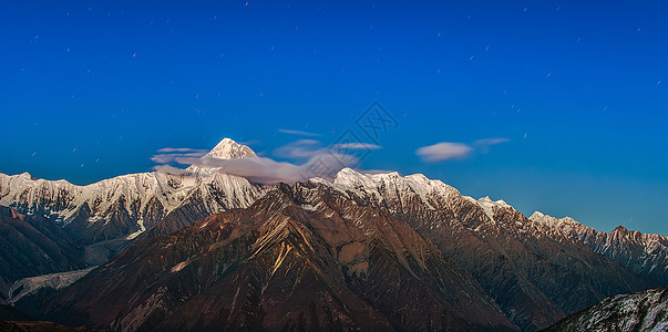 甘孜藏族自治州星空下的贡嘎雪山背景