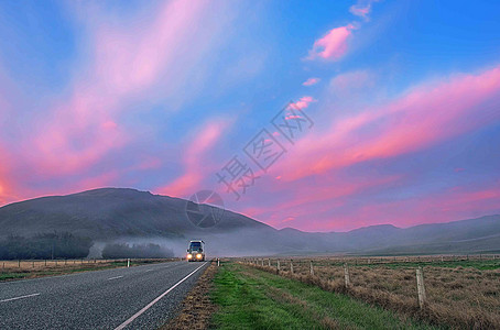 清晨，彩云，大路和大卡车蓝天高清图片素材