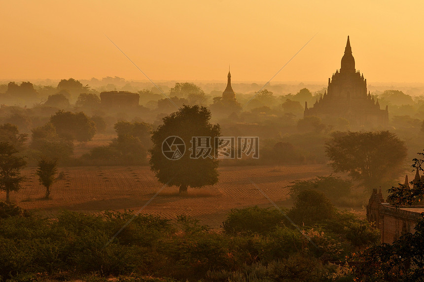 缅甸蒲甘古城平原上的佛塔映衬在早霞薄雾中图片