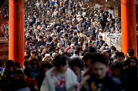 日本京都人们蜂拥进入寺庙迎接新年庙会背景图片
