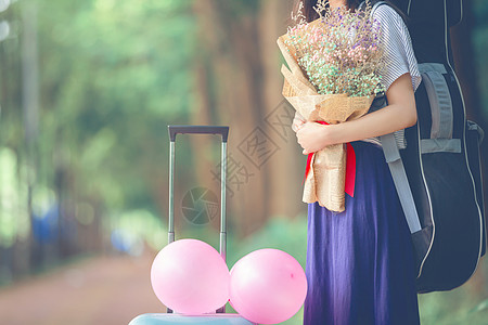 背着抱花背吉他的女孩背景