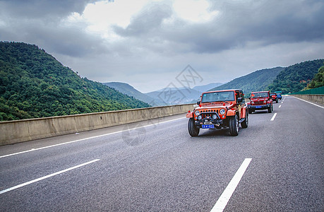 北京jeep公路上的车队背景