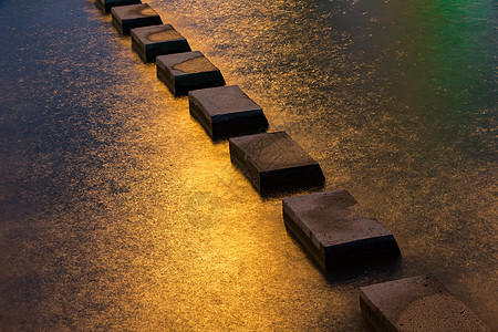 武汉长江二桥下金色水面的石阶图片