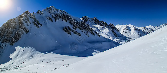 白色之光岗什卡雪山背景