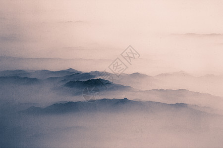云雾缭绕的山水墨画般的大地山峦背景