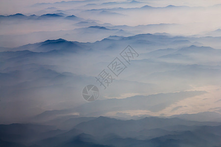 云雾缭绕的山水墨画般的大地山峦背景