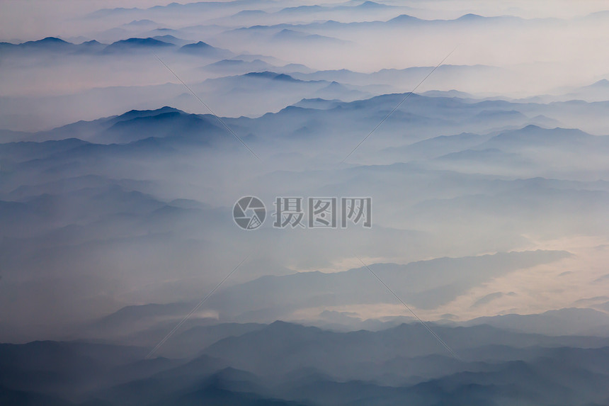 水墨画般的大地山峦图片