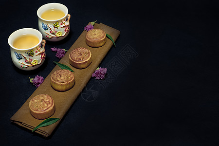 中秋喝茶吃月饼背景图片