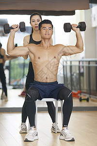女性和男性一起在健身房练习力量高清图片