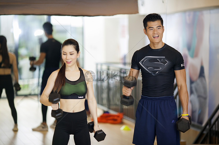 男性女性一起在健身房里练习力量图片