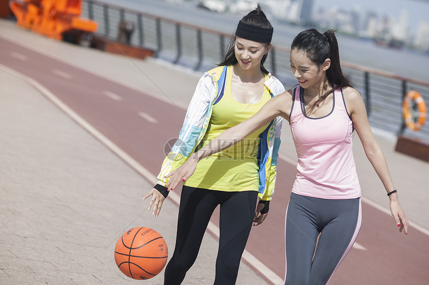 女孩在户外一起打篮球摄影图片免费下载_人物