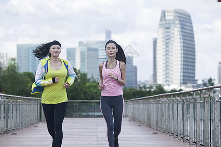 女孩在户外跑步锻炼图片