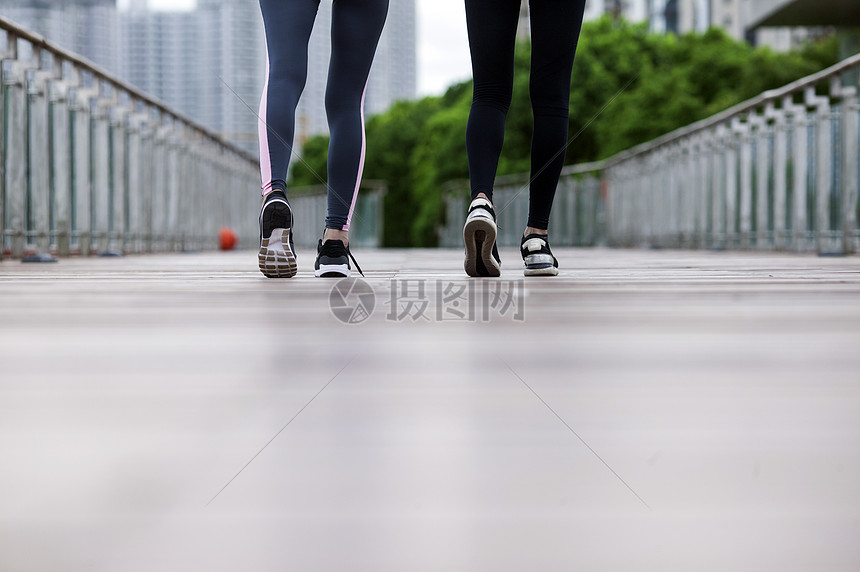 女孩在户外跑步锻炼图片