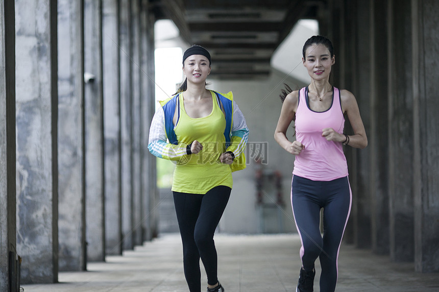 女孩在户外跑步锻炼图片