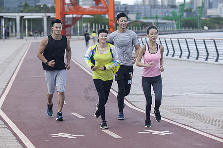 年轻男女在户外跑步锻炼图片