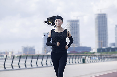 户外运动女性在户外跑步锻炼背景