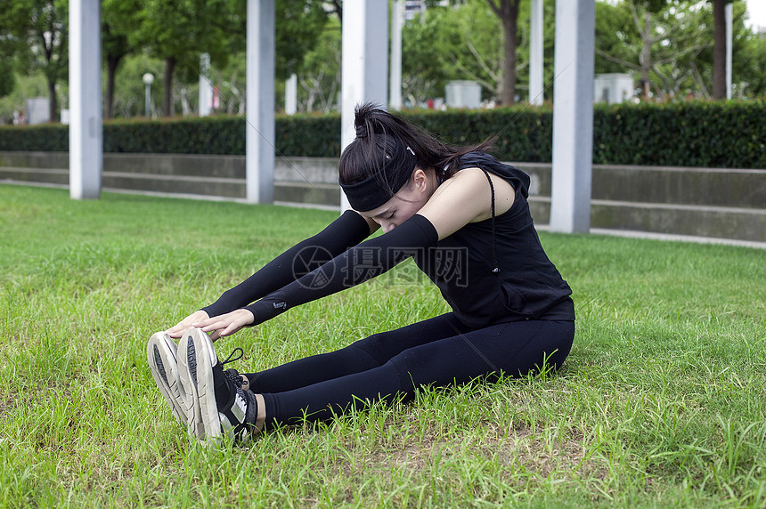 女性在户外做热身准备运动摄影图片免费下载_人物图库大全_编号500595986-摄图网