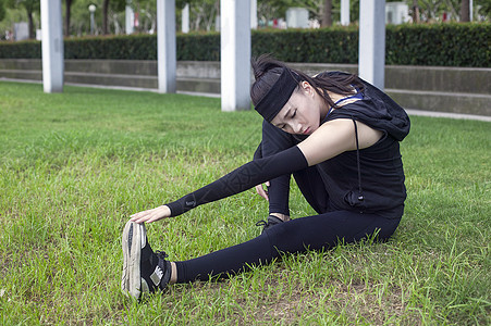 女性在户外做热身准备运动背景图片