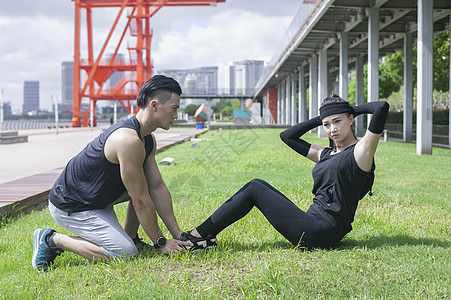 年轻男女在户外热身准备运动背景