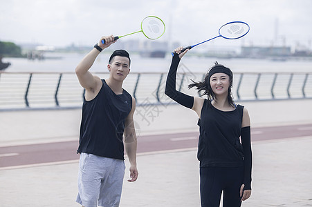 男女吵架年轻男女在户外打羽毛球锻炼背景