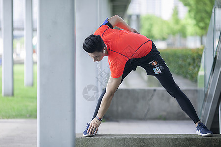 准备运动男性在户外运动场所做热身运动准备背景